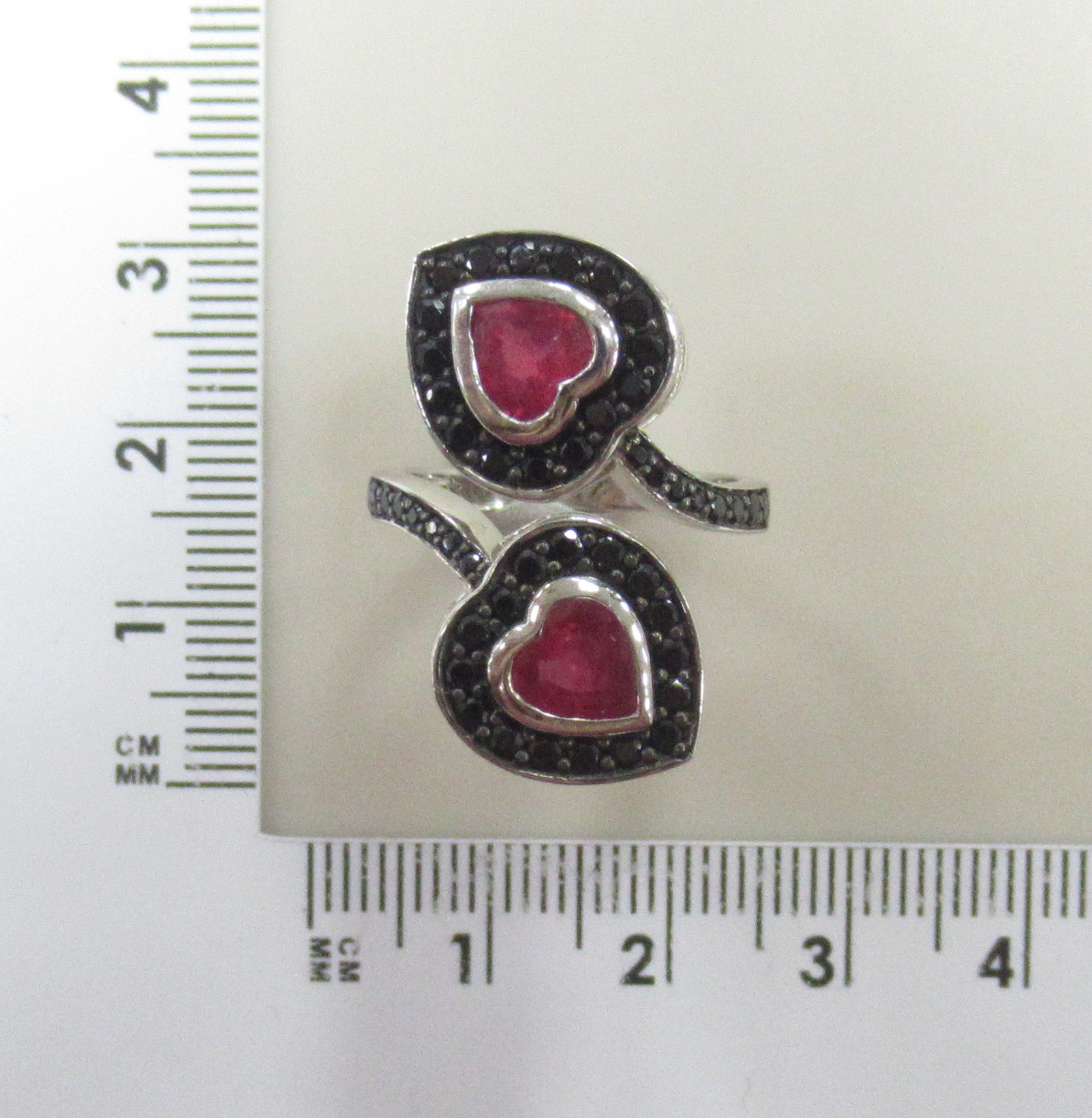 Серебряное незамкнутое кольцо с рубинами "Сердца"